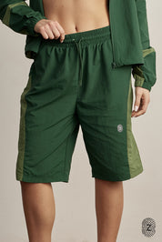 The TOUCH club.ברמודת ניילון - בשילוב של 2 גוונים - ירוק בקבוק וירוק בהיר.ברמודת מבד ניילון - גוון עיקרי ירוק בקבוק ושילוב של גוון ירוק בהיר. גומי במותן ושרוכים נשלפים, לוגו TOUCH בטביעת אצבע עם מחזיר אור. מאפיינים:בד ניילון - קל ונעים למגע.בגוון ירוק בקבוק ושילוב ירוק בהיר.בגלל שילוב הצבעים - יש לכבס בנפרד ובתוכנית עדינה וקצרה. לוגו TOUCH - מחזיר אור.גומי במותן עם שרוכים נשלפים להידוק.