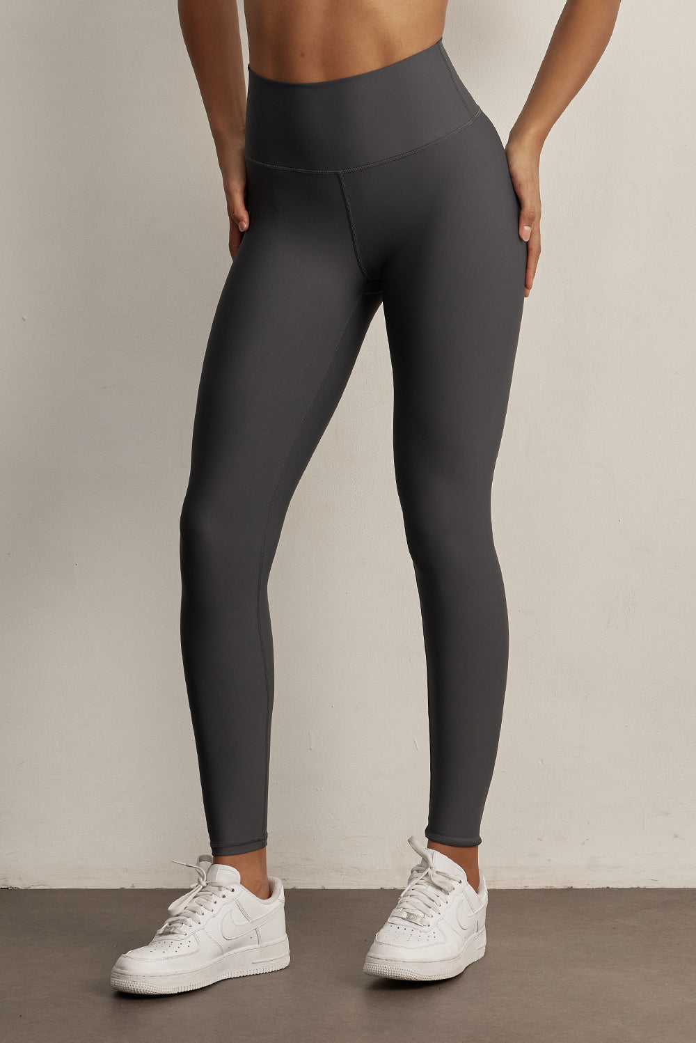 FABRIC: 4 WAY STRETCH FABRIC.הבד המתקדם ביותר שלנו המאופיין באלסטיות ניכרת לאורך כל ארבעת הצירים הראשיים, הבגד עוקב בצורה מושלמת אחר תנועות הגוף ומבטיח חופש פעולה מירבי.גזרה גבוהה מאוד.לוגו Z בחגורת הטייץ בחלק האחורי.גוון אפור כהה.