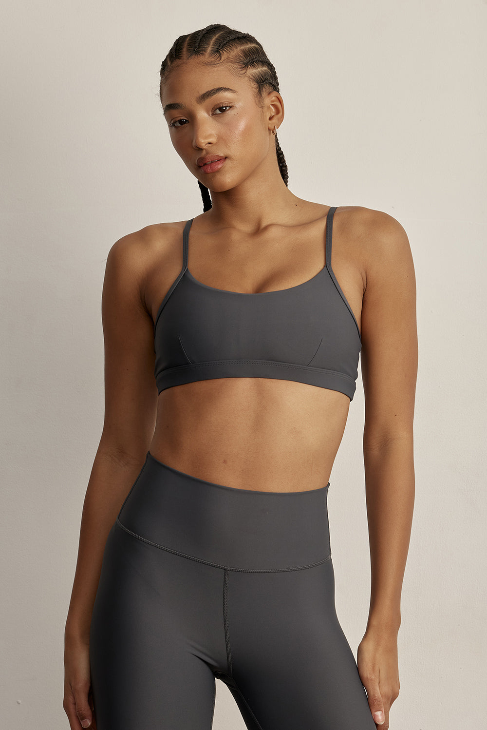 FABRIC: 4 WAY STRETCH FABRIC.טופ מבד 4 כיוונים המתקדם ביותר שלנו, אשר מאופיין באלסטיות ניכרת לאורך כל ארבעת הצירים הראשיים, הבגד עוקב בצורה מושלמת אחר תנועות הגוף ומבטיח חופש פעולה מירבי.גזרה קלאסית קצרה ומחמיאההטופ בשילוב רצועות מתכווננות בגב הטופ.הטופ בשילוב ריפוד נשלף.גוון אפור כהה.