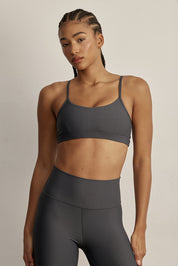 FABRIC: 4 WAY STRETCH FABRIC.טופ מבד 4 כיוונים המתקדם ביותר שלנו, אשר מאופיין באלסטיות ניכרת לאורך כל ארבעת הצירים הראשיים, הבגד עוקב בצורה מושלמת אחר תנועות הגוף ומבטיח חופש פעולה מירבי.גזרה קלאסית קצרה ומחמיאההטופ בשילוב רצועות מתכווננות בגב הטופ.הטופ בשילוב ריפוד נשלף.גוון אפור כהה.