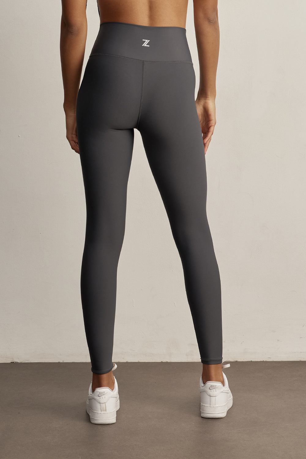 FABRIC: 4 WAY STRETCH FABRIC.הבד המתקדם ביותר שלנו המאופיין באלסטיות ניכרת לאורך כל ארבעת הצירים הראשיים, הבגד עוקב בצורה מושלמת אחר תנועות הגוף ומבטיח חופש פעולה מירבי.גזרה גבוהה מאוד.לוגו Z בחגורת הטייץ בחלק האחורי.גוון אפור כהה.