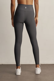 FABRIC: 4 WAY STRETCH FABRIC.הבד המתקדם ביותר שלנו המאופיין באלסטיות ניכרת לאורך כל ארבעת הצירים הראשיים, הבגד עוקב בצורה מושלמת אחר תנועות הגוף ומבטיח חופש פעולה מירבי.גזרה גבוהה מאוד.לוגו Z בחגורת הטייץ בחלק האחורי.גוון אפור כהה.