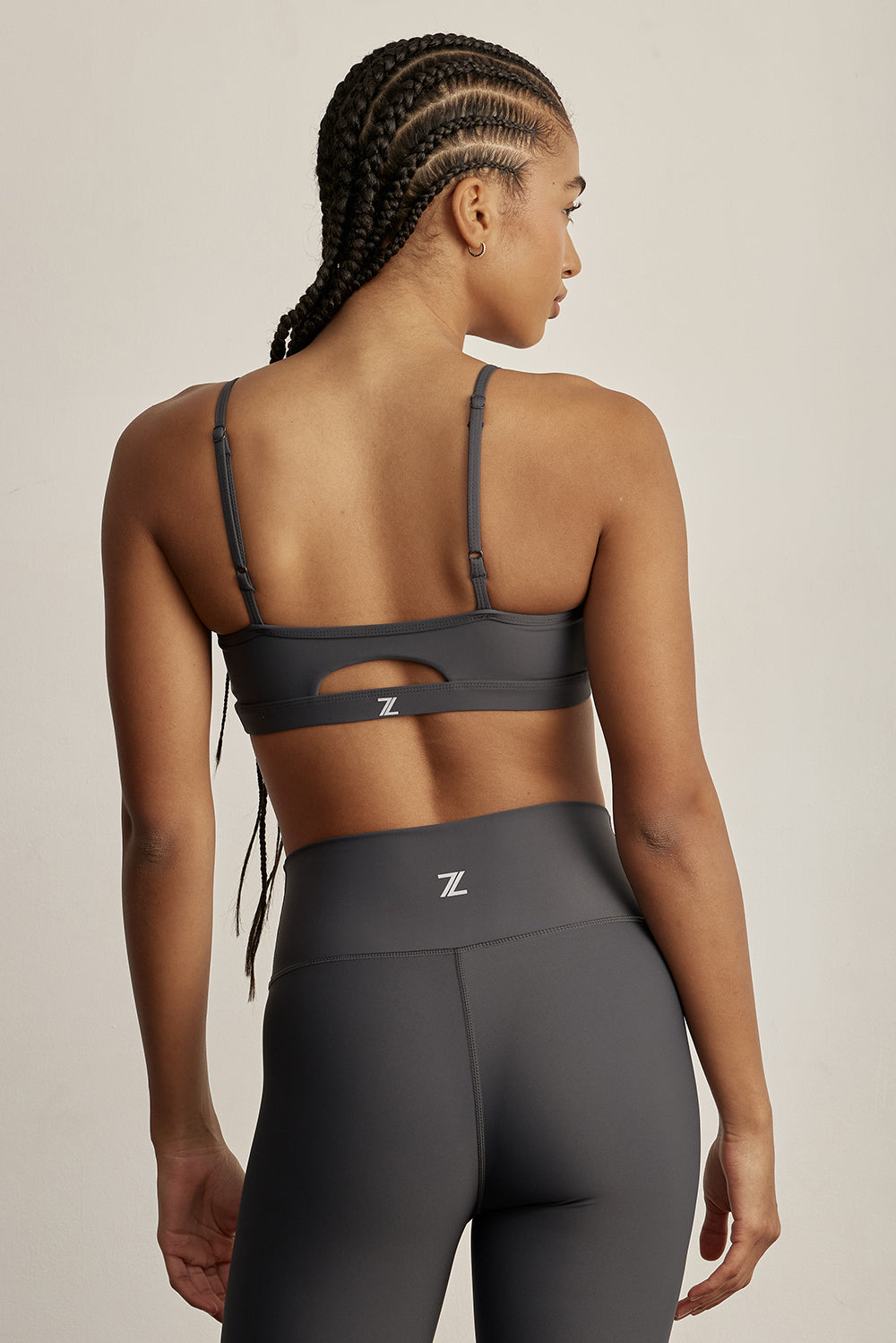 FABRIC: 4 WAY STRETCH FABRIC.טופ מבד 4 כיוונים המתקדם ביותר שלנו, אשר מאופיין באלסטיות ניכרת לאורך כל ארבעת הצירים הראשיים, הבגד עוקב בצורה מושלמת אחר תנועות הגוף ומבטיח חופש פעולה מירבי.גזרה קלאסית קצרה ומחמיאההטופ בשילוב רצועות מתכווננות בגב הטופ.הטופ בשילוב ריפוד נשלף.גוון אפור כהה.