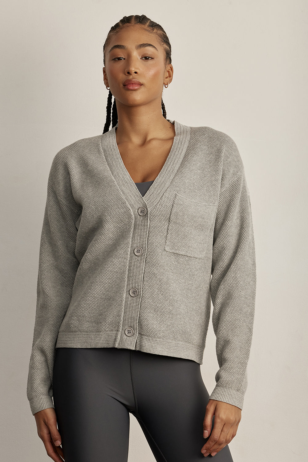 קרדיגן Zקרדיגן קלאסי, עשוי בד סרוג רך ונעים למגע. הגזרה הרפויה משתלבת בקלות עם כל לוק ומתאימה ליום ולערב. סגירת כפתורים קדמית, מפתח V וכיס קדמי. לוגו Z בגוון אפור על שרוול הקרדיגן. -בד סרוג רך ונושם.--סגירת כפתורים קדמית.-מפתח V מחמיא.-כיס קדמי.-צבע: אפור מלאנג (בהיר).