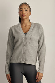 קרדיגן Zקרדיגן קלאסי, עשוי בד סרוג רך ונעים למגע. הגזרה הרפויה משתלבת בקלות עם כל לוק ומתאימה ליום ולערב. סגירת כפתורים קדמית, מפתח V וכיס קדמי. לוגו Z בגוון אפור על שרוול הקרדיגן. -בד סרוג רך ונושם.--סגירת כפתורים קדמית.-מפתח V מחמיא.-כיס קדמי.-צבע: אפור מלאנג (בהיר).