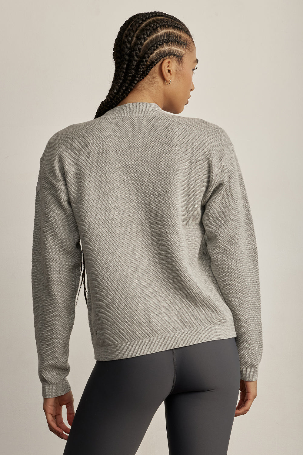 קרדיגן Zקרדיגן קלאסי, עשוי בד סרוג רך ונעים למגע. הגזרה הרפויה משתלבת בקלות עם כל לוק ומתאימה ליום ולערב. סגירת כפתורים קדמית, מפתח V וכיס קדמי. לוגו Z בגוון אפור על שרוול הקרדיגן. -בד סרוג רך ונושם.--סגירת כפתורים קדמית.-מפתח V מחמיא.-כיס קדמי.-צבע: אפור מלאנג (בהיר).