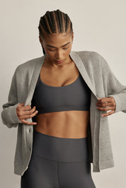 קרדיגן Zקרדיגן קלאסי, עשוי בד סרוג רך ונעים למגע. הגזרה הרפויה משתלבת בקלות עם כל לוק ומתאימה ליום ולערב. סגירת כפתורים קדמית, מפתח V וכיס קדמי. לוגו Z בגוון אפור על שרוול הקרדיגן. -בד סרוג רך ונושם.--סגירת כפתורים קדמית.-מפתח V מחמיא.-כיס קדמי.-צבע: אפור מלאנג (בהיר).