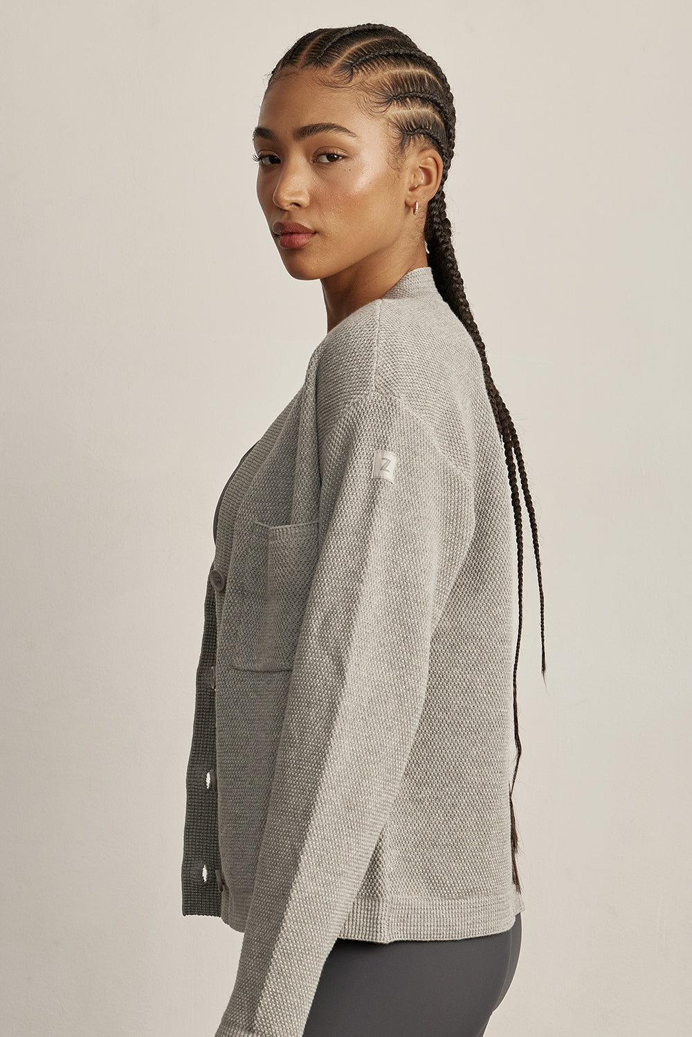 קרדיגן Zקרדיגן קלאסי, עשוי בד סרוג רך ונעים למגע. הגזרה הרפויה משתלבת בקלות עם כל לוק ומתאימה ליום ולערב. סגירת כפתורים קדמית, מפתח V וכיס קדמי. לוגו Z בגוון אפור על שרוול הקרדיגן. -בד סרוג רך ונושם.--סגירת כפתורים קדמית.-מפתח V מחמיא.-כיס קדמי.-צבע: אפור מלאנג (בהיר).