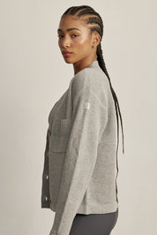 קרדיגן Zקרדיגן קלאסי, עשוי בד סרוג רך ונעים למגע. הגזרה הרפויה משתלבת בקלות עם כל לוק ומתאימה ליום ולערב. סגירת כפתורים קדמית, מפתח V וכיס קדמי. לוגו Z בגוון אפור על שרוול הקרדיגן. -בד סרוג רך ונושם.--סגירת כפתורים קדמית.-מפתח V מחמיא.-כיס קדמי.-צבע: אפור מלאנג (בהיר).