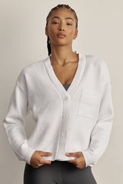 קרדיגן Zקרדיגן קלאסי, עשוי בד סרוג רך ונעים למגע. הגזרה הרפויה משתלבת בקלות עם כל לוק ומתאימה ליום ולערב. סגירת כפתורים קדמית, מפתח V וכיס קדמי. לוגו Z בגוון אפור על שרוול הקרדיגן. -בד סרוג רך ונושם.--סגירת כפתורים קדמית.-מפתח V מחמיא.-כיס קדמי.-צבע: לבן.