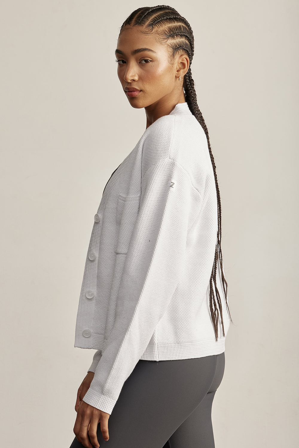 קרדיגן Zקרדיגן קלאסי, עשוי בד סרוג רך ונעים למגע. הגזרה הרפויה משתלבת בקלות עם כל לוק ומתאימה ליום ולערב. סגירת כפתורים קדמית, מפתח V וכיס קדמי. לוגו Z בגוון אפור על שרוול הקרדיגן. -בד סרוג רך ונושם.--סגירת כפתורים קדמית.-מפתח V מחמיא.-כיס קדמי.-צבע: לבן.