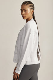 קרדיגן Zקרדיגן קלאסי, עשוי בד סרוג רך ונעים למגע. הגזרה הרפויה משתלבת בקלות עם כל לוק ומתאימה ליום ולערב. סגירת כפתורים קדמית, מפתח V וכיס קדמי. לוגו Z בגוון אפור על שרוול הקרדיגן. -בד סרוג רך ונושם.--סגירת כפתורים קדמית.-מפתח V מחמיא.-כיס קדמי.-צבע: לבן.