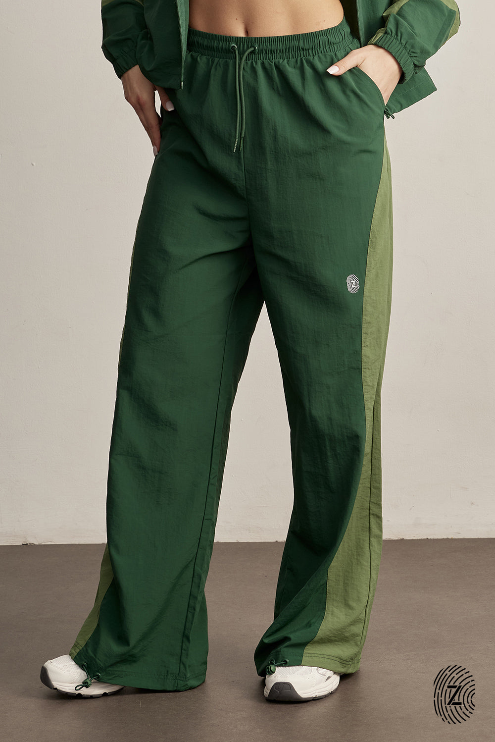 The TOUCH club.מכנס ניילון ארוך - בשילוב של 2 גוונים - ירוק בקבוק וירוק בהיר.מכנס מבד ניילון - גוון עיקרי ירוק בקבוק ושילוב של גוון ירוק בהיר. גומי במותן ושרוכים נשלפים, לוגו TOUCH בטביעת אצבע עם מחזיר אור, סיומת עם כפתור וגומי להידוק הסיומת. מאפיינים:בד ניילון - קל ונעים למגע.בגוון ירוק בקבוק וירוק בהיר.בגלל שילוב הצבעים - יש לכבס בנפרד ובתוכנית עדינה וקצרה. לוגו TOUCH - מחזיר אור.גומי במותן עם שרוכים נשלפים להידוק.כיסים צדדים.סיומת עם כפתור וגומי פנימי להצרת סיומת המכנס.