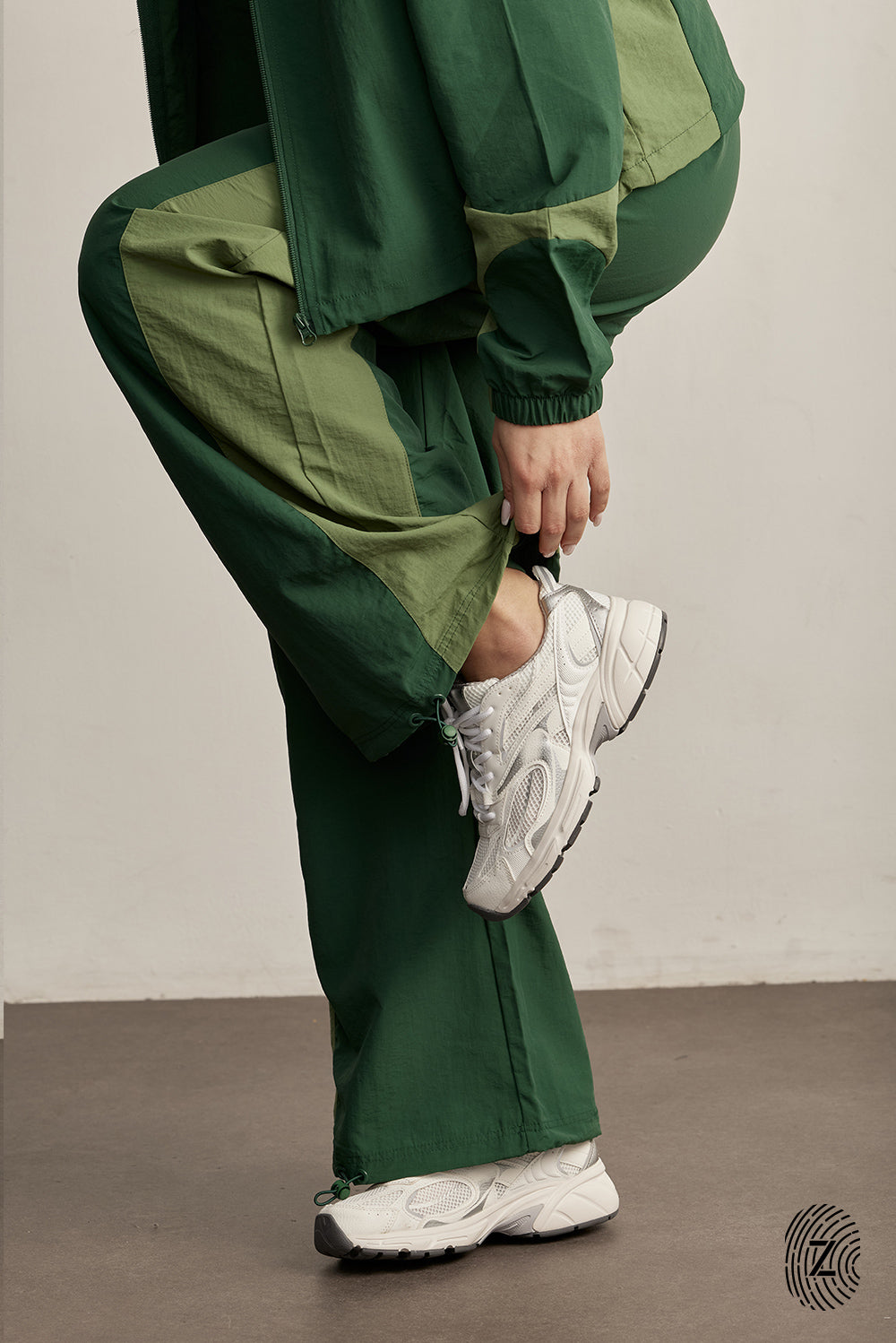 The TOUCH club.מכנס ניילון ארוך - בשילוב של 2 גוונים - ירוק בקבוק וירוק בהיר.מכנס מבד ניילון - גוון עיקרי ירוק בקבוק ושילוב של גוון ירוק בהיר. גומי במותן ושרוכים נשלפים, לוגו TOUCH בטביעת אצבע עם מחזיר אור, סיומת עם כפתור וגומי להידוק הסיומת. מאפיינים:בד ניילון - קל ונעים למגע.בגוון ירוק בקבוק וירוק בהיר.בגלל שילוב הצבעים - יש לכבס בנפרד ובתוכנית עדינה וקצרה. לוגו TOUCH - מחזיר אור.גומי במותן עם שרוכים נשלפים להידוק.כיסים צדדים.סיומת עם כפתור וגומי פנימי להצרת סיומת המכנס.