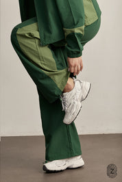 The TOUCH club.מכנס ניילון ארוך - בשילוב של 2 גוונים - ירוק בקבוק וירוק בהיר.מכנס מבד ניילון - גוון עיקרי ירוק בקבוק ושילוב של גוון ירוק בהיר. גומי במותן ושרוכים נשלפים, לוגו TOUCH בטביעת אצבע עם מחזיר אור, סיומת עם כפתור וגומי להידוק הסיומת. מאפיינים:בד ניילון - קל ונעים למגע.בגוון ירוק בקבוק וירוק בהיר.בגלל שילוב הצבעים - יש לכבס בנפרד ובתוכנית עדינה וקצרה. לוגו TOUCH - מחזיר אור.גומי במותן עם שרוכים נשלפים להידוק.כיסים צדדים.סיומת עם כפתור וגומי פנימי להצרת סיומת המכנס.