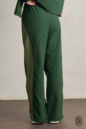 The TOUCH club.מכנס ניילון ארוך - בשילוב של 2 גוונים - ירוק בקבוק וירוק בהיר.מכנס מבד ניילון - גוון עיקרי ירוק בקבוק ושילוב של גוון ירוק בהיר. גומי במותן ושרוכים נשלפים, לוגו TOUCH בטביעת אצבע עם מחזיר אור, סיומת עם כפתור וגומי להידוק הסיומת. מאפיינים:בד ניילון - קל ונעים למגע.בגוון ירוק בקבוק וירוק בהיר.בגלל שילוב הצבעים - יש לכבס בנפרד ובתוכנית עדינה וקצרה. לוגו TOUCH - מחזיר אור.גומי במותן עם שרוכים נשלפים להידוק.כיסים צדדים.סיומת עם כפתור וגומי פנימי להצרת סיומת המכנס.