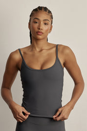 FABRIC: 4 WAY STRETCH FABRIC.גופייה מבד 4 כיוונים המתקדם, אשר מאופיין באלסטיות ניכרת לאורך כל ארבעת הצירים הראשיים, הבגד עוקב בצורה מושלמת אחר תנועות הגוף ומבטיח חופש פעולה מירבי.גזרה קלאסית, מעט ארוכה.הגופייה בשילוב שכבה פנימית וריפוד נשלף. לוגו Z בגב הפריט.הגופייה בשילוב רצועות מתכווננות בגב הפריט.גוון אפור כהה.