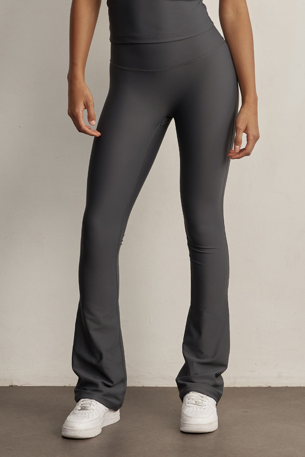 FABRIC: 4 WAY STRETCH FABRIC.טייץ פדלפון מבד 4 כיוונים המתקדם ביותר שלנו, אשר מאופיין באלסטיות ניכרת לאורך כל ארבעת הצירים הראשיים, הבגד עוקב בצורה מושלמת אחר תנועות הגוף ומבטיח חופש פעולה מירבי.טייץ בגזרת פדלפון (סיומת מתרחבת).הטייץ זמין ב-2 אורכים לרכישה - אורך רגיל וארוך יותר.גזרה גבוהה מאוד.לוגו Z בחגורת הטייץ בחלק האחורי.גוון אפור כהה.