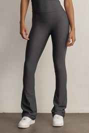 FABRIC: 4 WAY STRETCH FABRIC.טייץ פדלפון מבד 4 כיוונים המתקדם ביותר שלנו, אשר מאופיין באלסטיות ניכרת לאורך כל ארבעת הצירים הראשיים, הבגד עוקב בצורה מושלמת אחר תנועות הגוף ומבטיח חופש פעולה מירבי.טייץ בגזרת פדלפון (סיומת מתרחבת).הטייץ זמין ב-2 אורכים לרכישה - אורך רגיל וארוך יותר.גזרה גבוהה מאוד.לוגו Z בחגורת הטייץ בחלק האחורי.גוון אפור כהה.