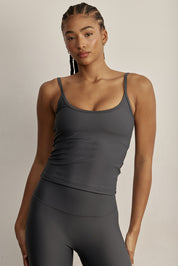 FABRIC: 4 WAY STRETCH FABRIC.גופייה מבד 4 כיוונים המתקדם, אשר מאופיין באלסטיות ניכרת לאורך כל ארבעת הצירים הראשיים, הבגד עוקב בצורה מושלמת אחר תנועות הגוף ומבטיח חופש פעולה מירבי.גזרה קלאסית, מעט ארוכה.הגופייה בשילוב שכבה פנימית וריפוד נשלף. לוגו Z בגב הפריט.הגופייה בשילוב רצועות מתכווננות בגב הפריט.גוון אפור כהה.