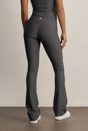 FABRIC: 4 WAY STRETCH FABRIC.טייץ פדלפון מבד 4 כיוונים המתקדם ביותר שלנו, אשר מאופיין באלסטיות ניכרת לאורך כל ארבעת הצירים הראשיים, הבגד עוקב בצורה מושלמת אחר תנועות הגוף ומבטיח חופש פעולה מירבי.טייץ בגזרת פדלפון (סיומת מתרחבת).הטייץ זמין ב-2 אורכים לרכישה - אורך רגיל וארוך יותר.גזרה גבוהה מאוד.לוגו Z בחגורת הטייץ בחלק האחורי.גוון אפור כהה.