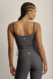 FABRIC: 4 WAY STRETCH FABRIC.גופייה מבד 4 כיוונים המתקדם, אשר מאופיין באלסטיות ניכרת לאורך כל ארבעת הצירים הראשיים, הבגד עוקב בצורה מושלמת אחר תנועות הגוף ומבטיח חופש פעולה מירבי.גזרה קלאסית, מעט ארוכה.הגופייה בשילוב שכבה פנימית וריפוד נשלף. לוגו Z בגב הפריט.הגופייה בשילוב רצועות מתכווננות בגב הפריט.גוון אפור כהה.