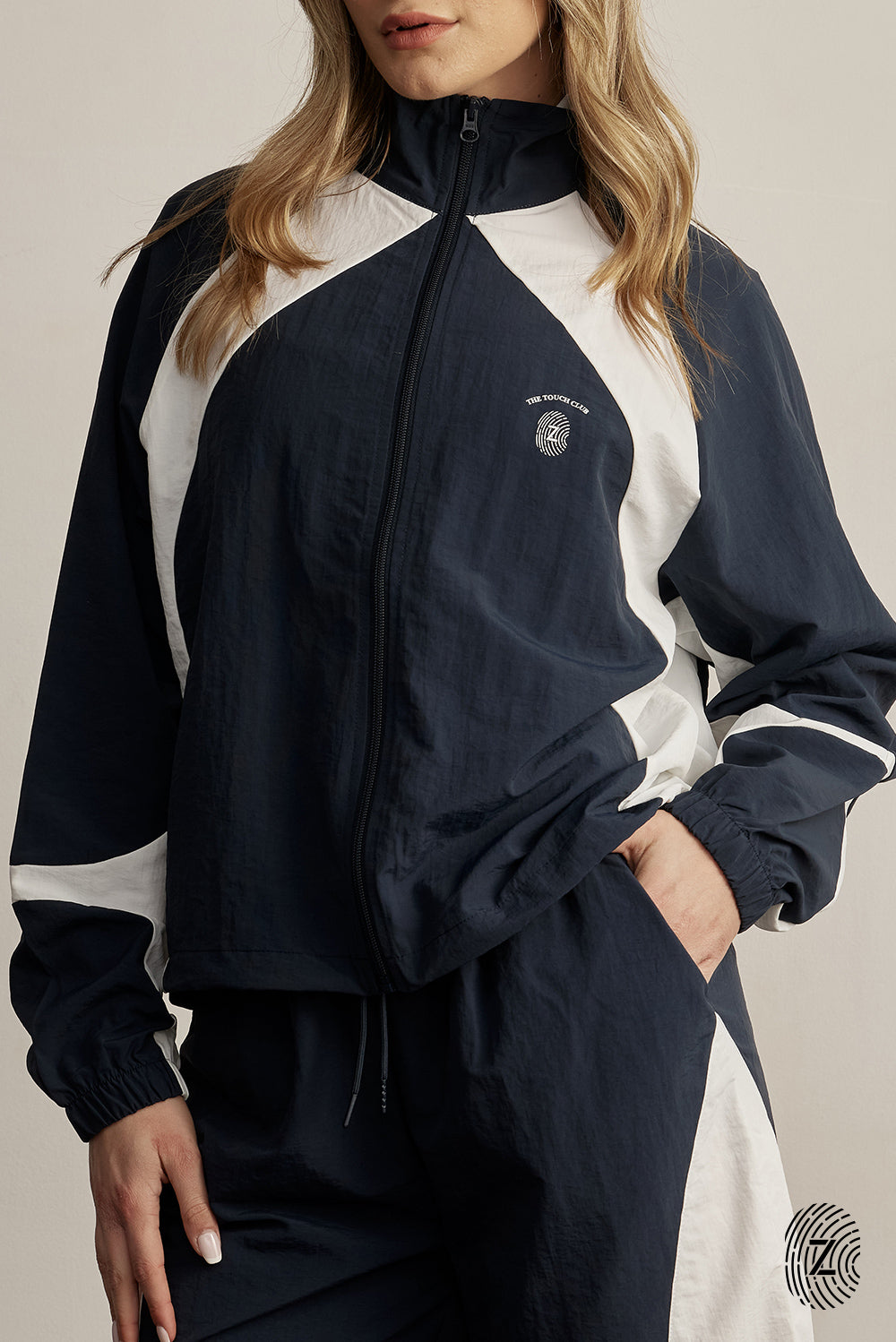 The TOUCH club.ג׳קט ניילון בשילוב 2 גוונים - רוכסן מלא.סטייל ופונקציונליות במוצר אחד: ג׳קט מבד ניילון בצבע כחול בשילוב לבן/קרם. רוכסן מלא, לוגו TOUCH בטביעת אצבע עם מחזיר אור וכפתורים עם שרוך פנימי להצרת הג׳קט.מאפיינים:בד ניילון - קל ונעים למגע.שילוב של 2 גוונים - גוון עיקרי - כחול, שילוב - לבן/קרם.בגלל שילוב הצבעים - יש לכבס בנפרד ובתוכנית עדינה וקצרה. רוכסן מלא.לוגו TOUCH - מחזיר אור. שילוב של כפתור פנימי עם שרוך לצורך הצרת הפריט.סיומת השרוול עם גומי.