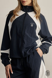 The TOUCH club.ג׳קט ניילון בשילוב 2 גוונים - רוכסן מלא.סטייל ופונקציונליות במוצר אחד: ג׳קט מבד ניילון בצבע כחול בשילוב לבן/קרם. רוכסן מלא, לוגו TOUCH בטביעת אצבע עם מחזיר אור וכפתורים עם שרוך פנימי להצרת הג׳קט.מאפיינים:בד ניילון - קל ונעים למגע.שילוב של 2 גוונים - גוון עיקרי - כחול, שילוב - לבן/קרם.בגלל שילוב הצבעים - יש לכבס בנפרד ובתוכנית עדינה וקצרה. רוכסן מלא.לוגו TOUCH - מחזיר אור. שילוב של כפתור פנימי עם שרוך לצורך הצרת הפריט.סיומת השרוול עם גומי.