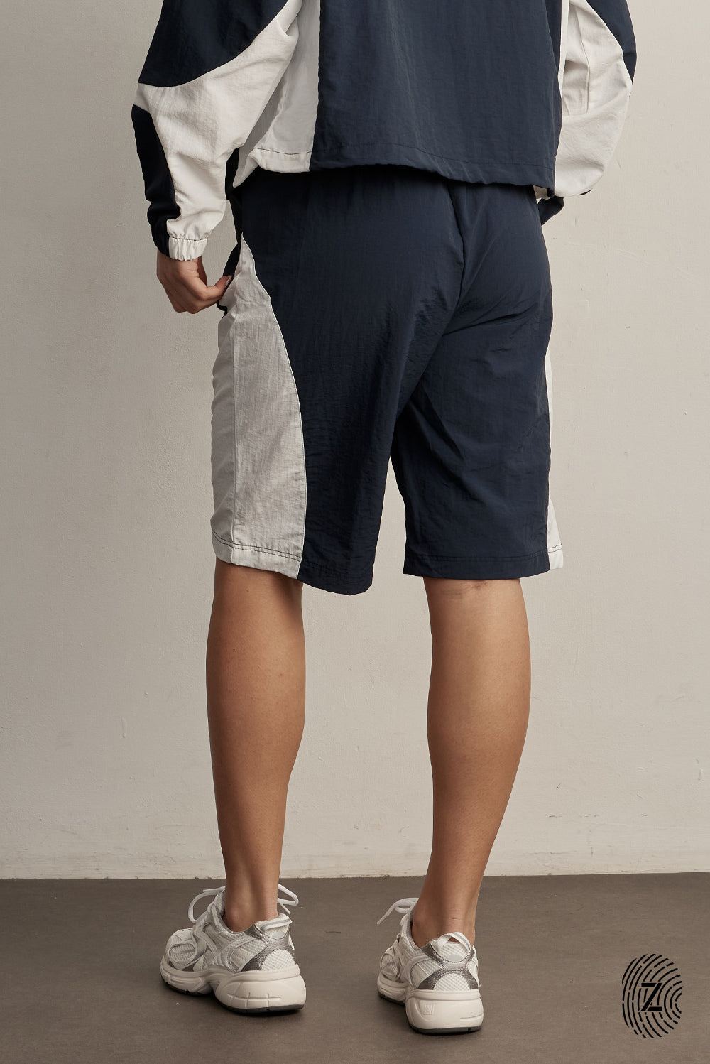 The TOUCH club.ברמודת ניילון - בשילוב של 2 גוונים - כחול ולבן/קרם.ברמודת מבד ניילון - גוון עיקרי כחול ושילוב של גוון לבן/קרם. גומי במותן ושרוכים נשלפים, לוגו TOUCH בטביעת אצבע עם מחזיר אור. מאפיינים:בד ניילון - קל ונעים למגע.בגוון כחול ושילוב לבן / קרם.בגלל שילוב הצבעים - יש לכבס בנפרד ובתוכנית עדינה וקצרה. לוגו TOUCH - מחזיר אור.גומי במותן עם שרוכים נשלפים להידוק.