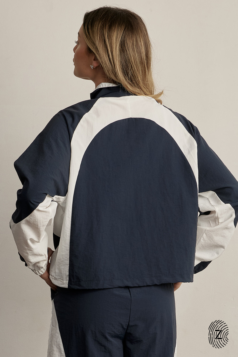 The TOUCH club.ג׳קט ניילון בשילוב 2 גוונים - רוכסן מלא.סטייל ופונקציונליות במוצר אחד: ג׳קט מבד ניילון בצבע כחול בשילוב לבן/קרם. רוכסן מלא, לוגו TOUCH בטביעת אצבע עם מחזיר אור וכפתורים עם שרוך פנימי להצרת הג׳קט.מאפיינים:בד ניילון - קל ונעים למגע.שילוב של 2 גוונים - גוון עיקרי - כחול, שילוב - לבן/קרם.בגלל שילוב הצבעים - יש לכבס בנפרד ובתוכנית עדינה וקצרה. רוכסן מלא.לוגו TOUCH - מחזיר אור. שילוב של כפתור פנימי עם שרוך לצורך הצרת הפריט.סיומת השרוול עם גומי.