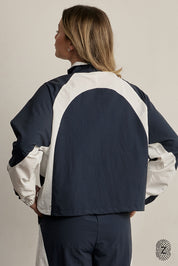 The TOUCH club.ג׳קט ניילון בשילוב 2 גוונים - רוכסן מלא.סטייל ופונקציונליות במוצר אחד: ג׳קט מבד ניילון בצבע כחול בשילוב לבן/קרם. רוכסן מלא, לוגו TOUCH בטביעת אצבע עם מחזיר אור וכפתורים עם שרוך פנימי להצרת הג׳קט.מאפיינים:בד ניילון - קל ונעים למגע.שילוב של 2 גוונים - גוון עיקרי - כחול, שילוב - לבן/קרם.בגלל שילוב הצבעים - יש לכבס בנפרד ובתוכנית עדינה וקצרה. רוכסן מלא.לוגו TOUCH - מחזיר אור. שילוב של כפתור פנימי עם שרוך לצורך הצרת הפריט.סיומת השרוול עם גומי.