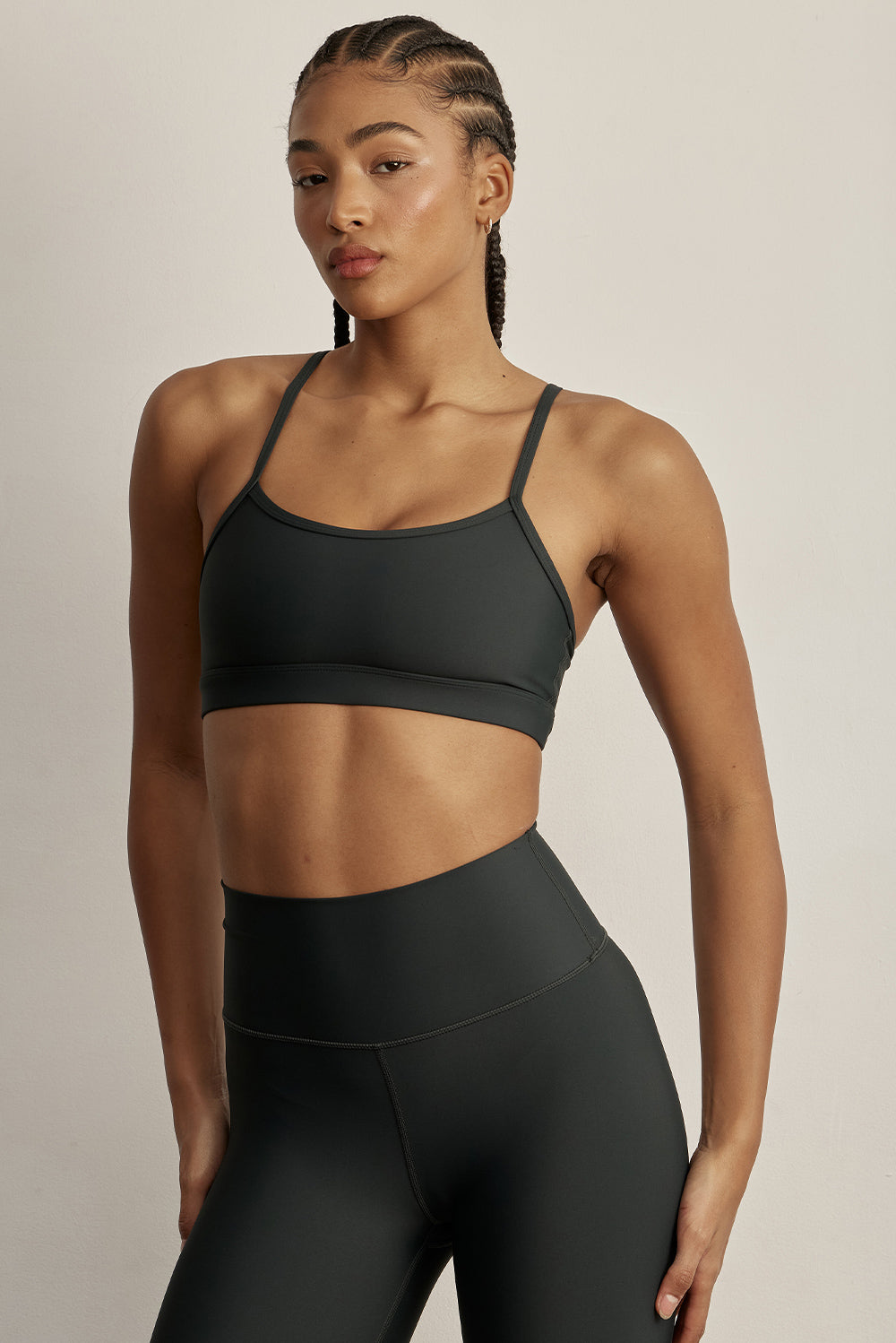 FABRIC: 4 WAY STRETCH FABRIC.לתשומת לבך: בתמונות חוץ, הגוון יכול להיראות שונה בגוון התאורה / אפקט.טופ מבד 4 כיוונים המתקדם ביותר שלנו, אשר מאופיין באלסטיות ניכרת לאורך כל ארבעת הצירים הראשיים, הבגד עוקב בצורה מושלמת אחר תנועות הגוף ומבטיח חופש פעולה מירבי.גזרה קלאסית קצרה ומחמיאההטופ בשילוב רצועות דקות.הטופ ללא ריפוד וגם ללא פתח להכנסת ריפוד.גוון ירוק.