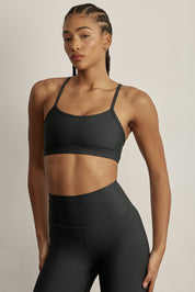 FABRIC: 4 WAY STRETCH FABRIC.לתשומת לבך: בתמונות חוץ, הגוון יכול להיראות שונה בגוון התאורה / אפקט.טופ מבד 4 כיוונים המתקדם ביותר שלנו, אשר מאופיין באלסטיות ניכרת לאורך כל ארבעת הצירים הראשיים, הבגד עוקב בצורה מושלמת אחר תנועות הגוף ומבטיח חופש פעולה מירבי.גזרה קלאסית קצרה ומחמיאההטופ בשילוב רצועות דקות.הטופ ללא ריפוד וגם ללא פתח להכנסת ריפוד.גוון ירוק.