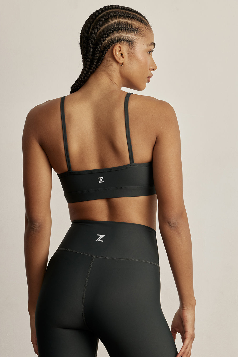 FABRIC: 4 WAY STRETCH FABRIC.לתשומת לבך: בתמונות חוץ, הגוון יכול להיראות שונה בגוון התאורה / אפקט.טופ מבד 4 כיוונים המתקדם ביותר שלנו, אשר מאופיין באלסטיות ניכרת לאורך כל ארבעת הצירים הראשיים, הבגד עוקב בצורה מושלמת אחר תנועות הגוף ומבטיח חופש פעולה מירבי.גזרה קלאסית קצרה ומחמיאההטופ בשילוב רצועות דקות.הטופ ללא ריפוד וגם ללא פתח להכנסת ריפוד.גוון ירוק.