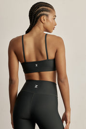 FABRIC: 4 WAY STRETCH FABRIC.לתשומת לבך: בתמונות חוץ, הגוון יכול להיראות שונה בגוון התאורה / אפקט.טופ מבד 4 כיוונים המתקדם ביותר שלנו, אשר מאופיין באלסטיות ניכרת לאורך כל ארבעת הצירים הראשיים, הבגד עוקב בצורה מושלמת אחר תנועות הגוף ומבטיח חופש פעולה מירבי.גזרה קלאסית קצרה ומחמיאההטופ בשילוב רצועות דקות.הטופ ללא ריפוד וגם ללא פתח להכנסת ריפוד.גוון ירוק.