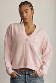 קרדיגן Zקרדיגן קלאסי, עשוי בד סרוג רך ונעים למגע. הגזרה הרפויה משתלבת בקלות עם כל לוק ומתאימה ליום ולערב. סגירת כפתורים קדמית, מפתח V וכיס קדמי.-בד סרוג רך ונושם.-סגירת כפתורים קדמית.-מפתח V מחמיא.-כיס קדמי.-צבע: ורוד.