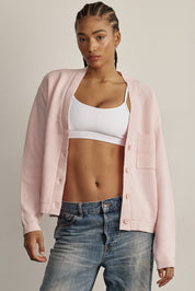 קרדיגן Zקרדיגן קלאסי, עשוי בד סרוג רך ונעים למגע. הגזרה הרפויה משתלבת בקלות עם כל לוק ומתאימה ליום ולערב. סגירת כפתורים קדמית, מפתח V וכיס קדמי.-בד סרוג רך ונושם.-סגירת כפתורים קדמית.-מפתח V מחמיא.-כיס קדמי.-צבע: ורוד.