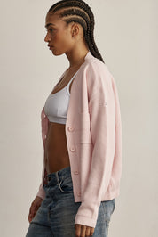 קרדיגן Zקרדיגן קלאסי, עשוי בד סרוג רך ונעים למגע. הגזרה הרפויה משתלבת בקלות עם כל לוק ומתאימה ליום ולערב. סגירת כפתורים קדמית, מפתח V וכיס קדמי.-בד סרוג רך ונושם.-סגירת כפתורים קדמית.-מפתח V מחמיא.-כיס קדמי.-צבע: ורוד.