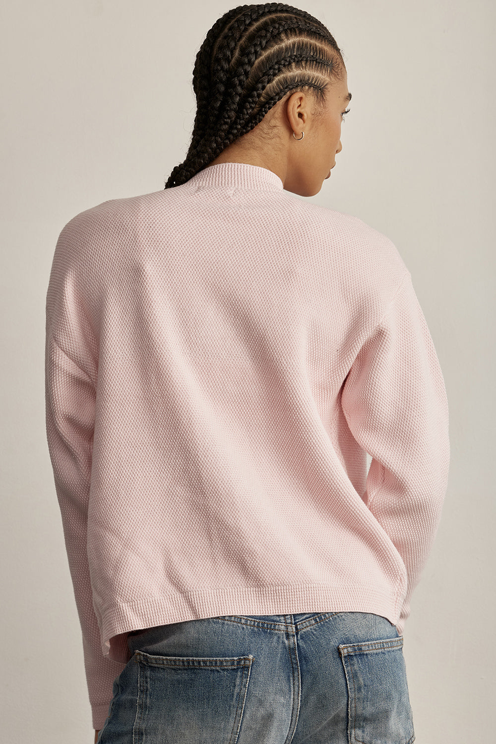 קרדיגן Zקרדיגן קלאסי, עשוי בד סרוג רך ונעים למגע. הגזרה הרפויה משתלבת בקלות עם כל לוק ומתאימה ליום ולערב. סגירת כפתורים קדמית, מפתח V וכיס קדמי.-בד סרוג רך ונושם.-סגירת כפתורים קדמית.-מפתח V מחמיא.-כיס קדמי.-צבע: ורוד.