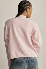 קרדיגן Zקרדיגן קלאסי, עשוי בד סרוג רך ונעים למגע. הגזרה הרפויה משתלבת בקלות עם כל לוק ומתאימה ליום ולערב. סגירת כפתורים קדמית, מפתח V וכיס קדמי.-בד סרוג רך ונושם.-סגירת כפתורים קדמית.-מפתח V מחמיא.-כיס קדמי.-צבע: ורוד.