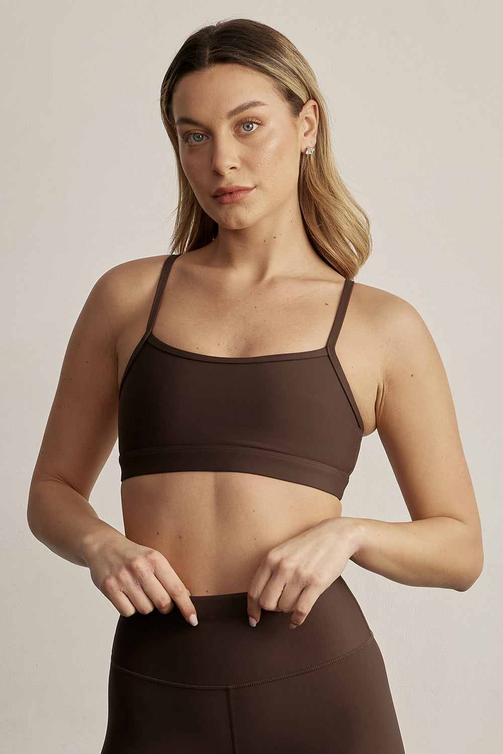 FABRIC: 4 WAY STRETCH FABRIC.לתשומת לבך - בתמונה הראשית, יש 2 טופים נפרדים זה על זה, הטופ החום הוא הרלוונטי כפי שניתן לראות בתמונות סטודיו על רוני הדוגמנית.טופ מבד 4 כיוונים המתקדם ביותר שלנו, אשר מאופיין באלסטיות ניכרת לאורך כל ארבעת הצירים הראשיים, הבגד עוקב בצורה מושלמת אחר תנועות הגוף ומבטיח חופש פעולה מירבי.גזרה קלאסית קצרה ומחמיאההטופ בשילוב רצועות דקות.הטופ ללא ריפוד וגם ללא פתח להכנסת ריפוד.גוון חום.