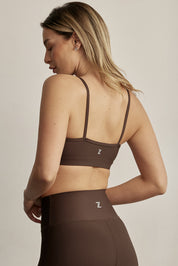 FABRIC: 4 WAY STRETCH FABRIC.לתשומת לבך - בתמונה הראשית, יש 2 טופים נפרדים זה על זה, הטופ החום הוא הרלוונטי כפי שניתן לראות בתמונות סטודיו על רוני הדוגמנית.טופ מבד 4 כיוונים המתקדם ביותר שלנו, אשר מאופיין באלסטיות ניכרת לאורך כל ארבעת הצירים הראשיים, הבגד עוקב בצורה מושלמת אחר תנועות הגוף ומבטיח חופש פעולה מירבי.גזרה קלאסית קצרה ומחמיאההטופ בשילוב רצועות דקות.הטופ ללא ריפוד וגם ללא פתח להכנסת ריפוד.גוון חום.