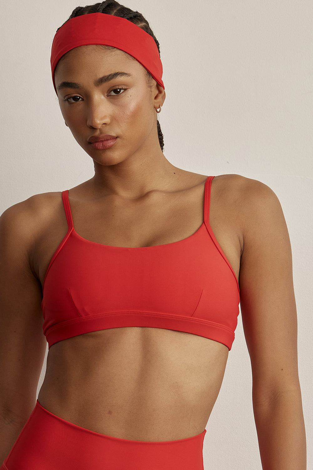 HAIRBANDסרט לשיער ברוחב 6 ס״מ.בשילוב של סיליקון פנימי (מונע החלקה).לוגו פנימי Z.גוון אדום TRUE RED.הסרט מבד FOUR WAY STRETCH.