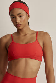 HAIRBANDסרט לשיער ברוחב 6 ס״מ.בשילוב של סיליקון פנימי (מונע החלקה).לוגו פנימי Z.גוון אדום TRUE RED.הסרט מבד FOUR WAY STRETCH.