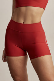 ADEL'S WORLDשורט מבד 4 כיוונים, הבד המתקדם ביותר שלנו המאופיין באלסטיות ניכרת לאורך כל ארבעת הצירים הראשיים, הבגד עוקב בצורה מושלמת אחר תנועות הגוף ומבטיח חופש פעולה מירבי.שורט קצר עם חגורת אמצע.לוגו Z בחגורת הטייץ בחלק האחורי.גוון אדום עם פסים בגוון ורוד בחלק האחורי של הפריט.