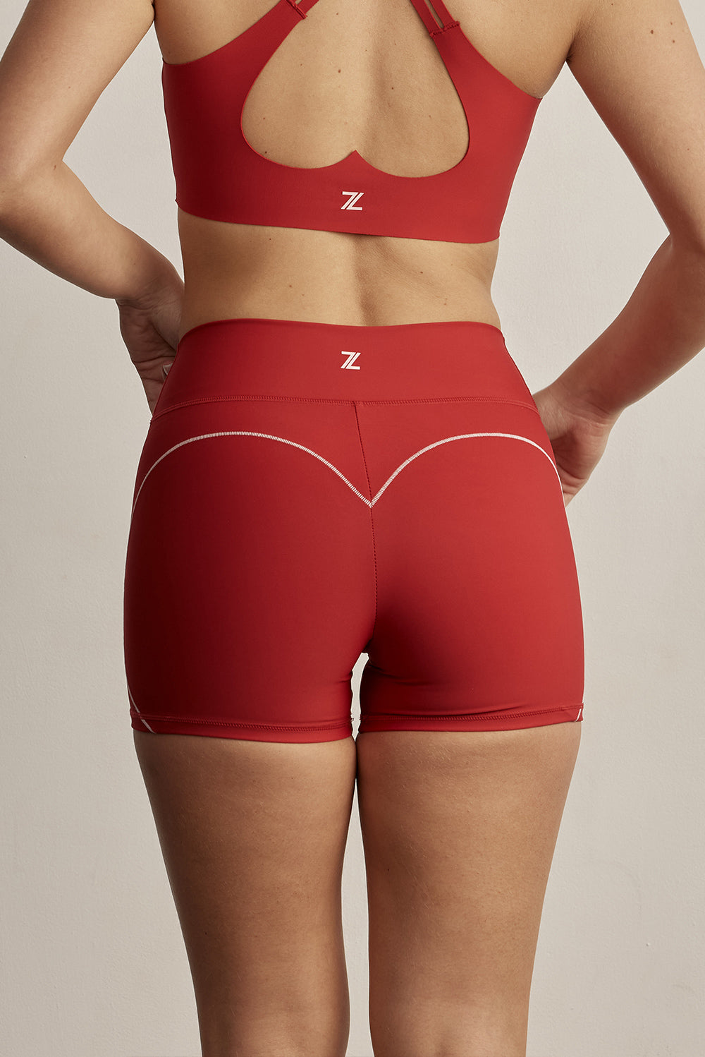 ADEL'S WORLDשורט מבד 4 כיוונים, הבד המתקדם ביותר שלנו המאופיין באלסטיות ניכרת לאורך כל ארבעת הצירים הראשיים, הבגד עוקב בצורה מושלמת אחר תנועות הגוף ומבטיח חופש פעולה מירבי.שורט קצר עם חגורת אמצע.לוגו Z בחגורת הטייץ בחלק האחורי.גוון אדום עם פסים בגוון ורוד בחלק האחורי של הפריט.