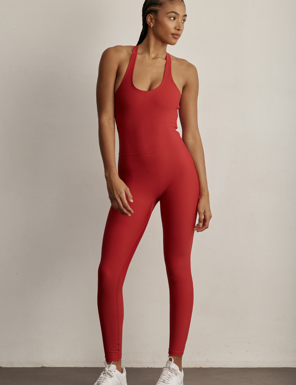 ADEL'S WORLDאוברול מבד 4 כיוונים, הבד המתקדם ביותר שלנו המאופיין באלסטיות ניכרת לאורך כל ארבעת הצירים הראשיים, הבגד עוקב בצורה מושלמת אחר תנועות הגוף ומבטיח חופש פעולה מירבי.האוברול עם אלמנט חיתוך לייזר בצורת לב בגב.האוברול עם שכבה פנימית באזור החזה וריפוד נשלף.לוגו Z בחלק האחורי.גוון אדום.