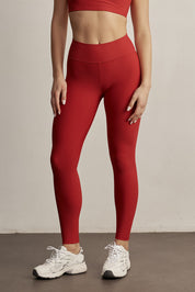 ADEL'S WORLDטייץ מבד 4 כיוונים, הבד המתקדם ביותר שלנו המאופיין באלסטיות ניכרת לאורך כל ארבעת הצירים הראשיים, הבגד עוקב בצורה מושלמת אחר תנועות הגוף ומבטיח חופש פעולה מירבי.טייץ ארוך עם חגורת אמצע.בחלק האחורי של הפריט ישנם פסים המדמים צורה של לב.לוגו Z בחגורת הטייץ בחלק האחורי.