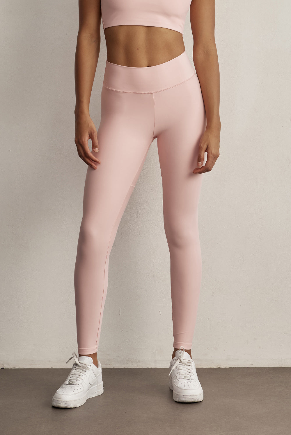 ADEL'S WORLDטייץ מבד 4 כיוונים, הבד המתקדם ביותר שלנו המאופיין באלסטיות ניכרת לאורך כל ארבעת הצירים הראשיים, הבגד עוקב בצורה מושלמת אחר תנועות הגוף ומבטיח חופש פעולה מירבי.טייץ ארוך עם חגורת אמצע.בחלק האחורי של הפריט ישנם פסים המדמים צורה של לב.לוגו Z בחגורת הטייץ בחלק האחורי.גוון ורוד.