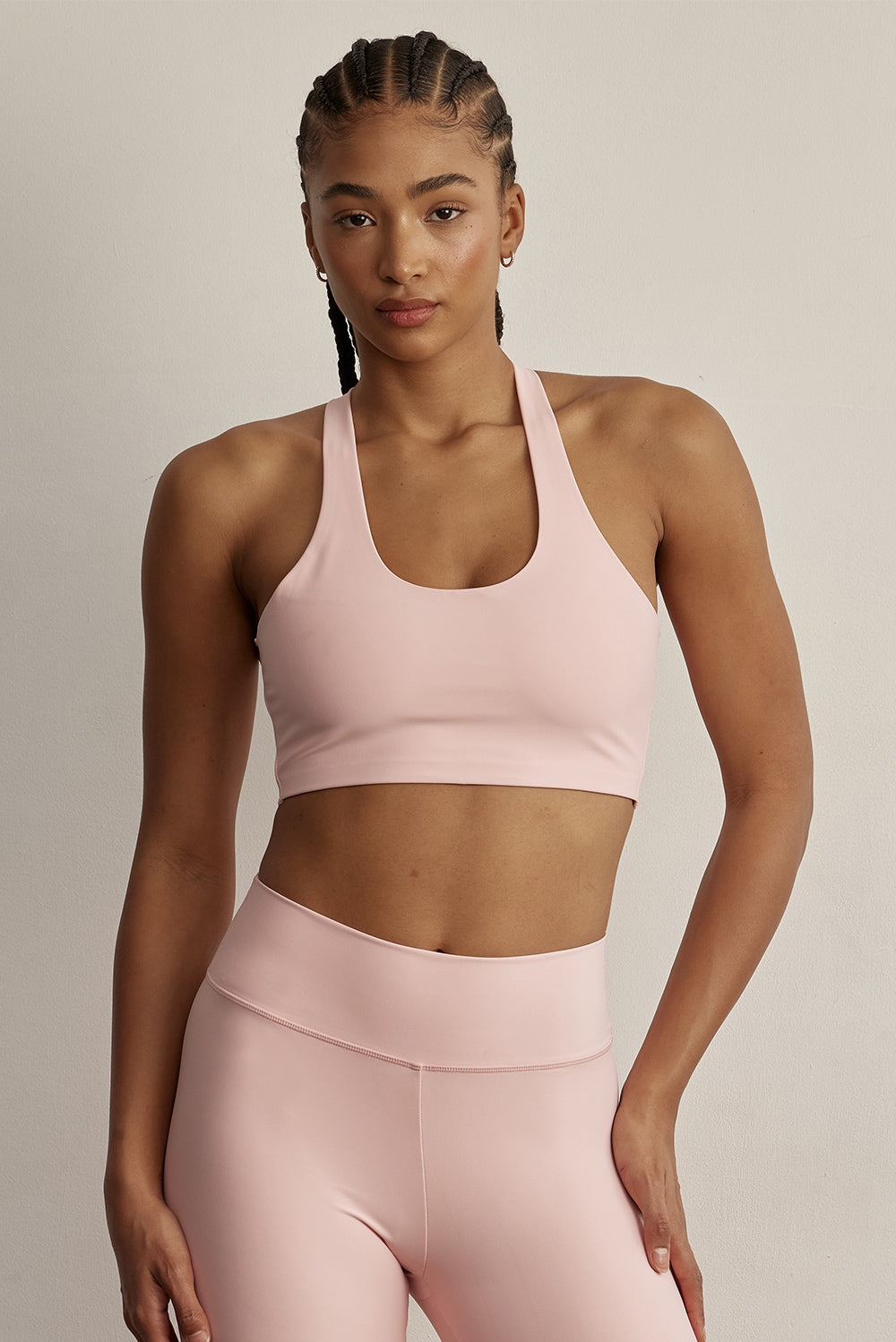 לתשומת לבך - בתמונה של אדל, הגוון יכול להיראות מעט שונה בגלל התאורה.ADEL'S WORLDטופ מבד 4 כיוונים, הבד המתקדם ביותר שלנו המאופיין באלסטיות ניכרת לאורך כל ארבעת הצירים הראשיים, הבגד עוקב בצורה מושלמת אחר תנועות הגוף ומבטיח חופש פעולה מירבי.הטופ עם אלמנט חיתוך לייזר בצורת לב בגב.הטופ כולל אלמנט של ריפוד נשלף.לוגו Z בחלק האחורי.גוון ורוד.המלצת יועצת המידות: אם את בין מידות, מומלץ לרכוש את המידה הקטנה יותר. 